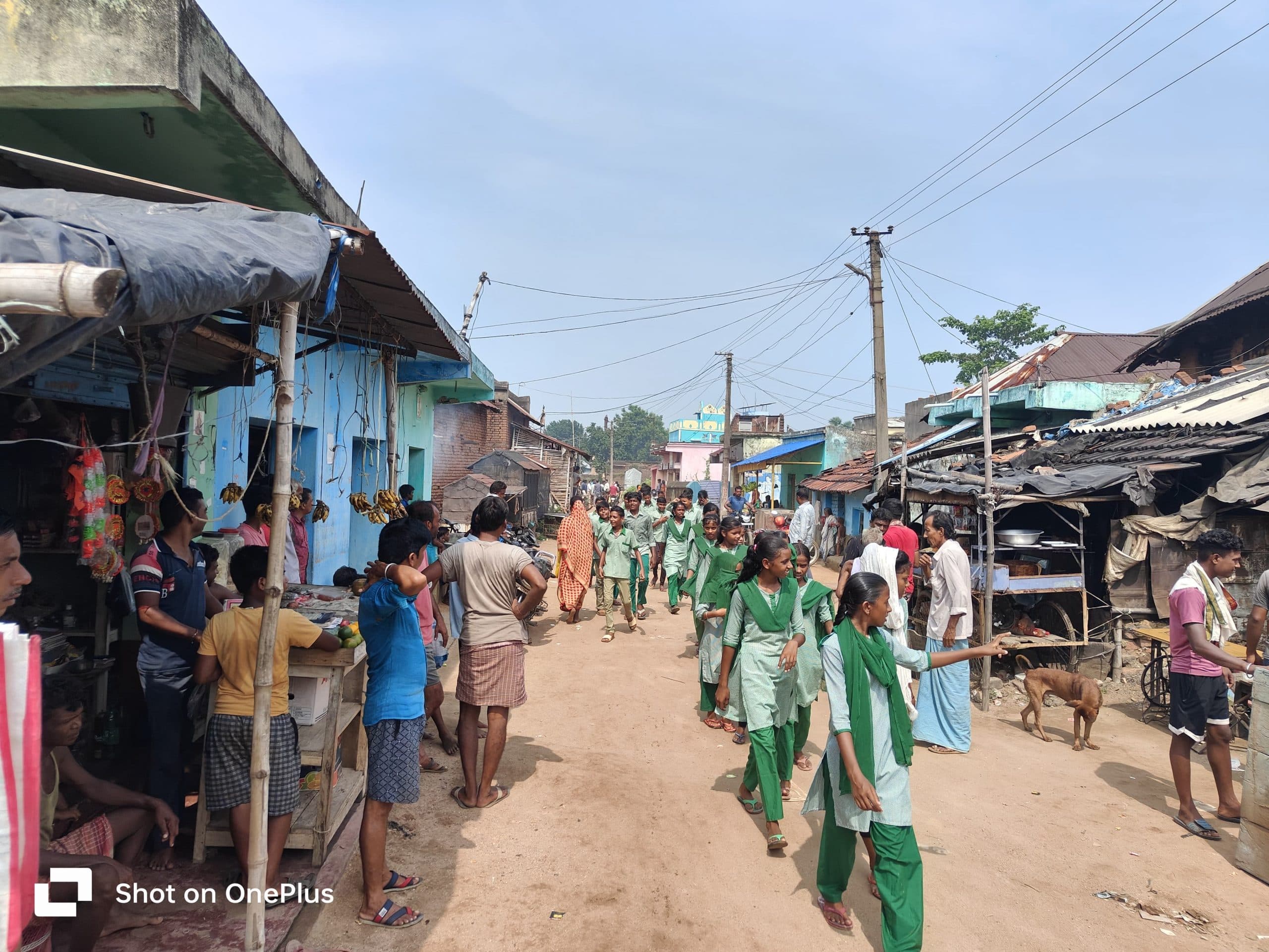 स्कूल परिसर में गंदगी फैलाने के विरोध में निकली रैली