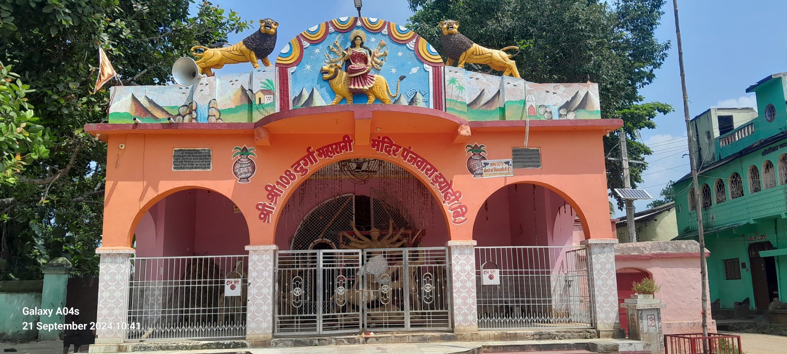 3 अक्टूबर से शारदीय नवरात्र, पंडाल और प्रतिमाओं को अंतिम रूप दे रहे हैं कलाकार