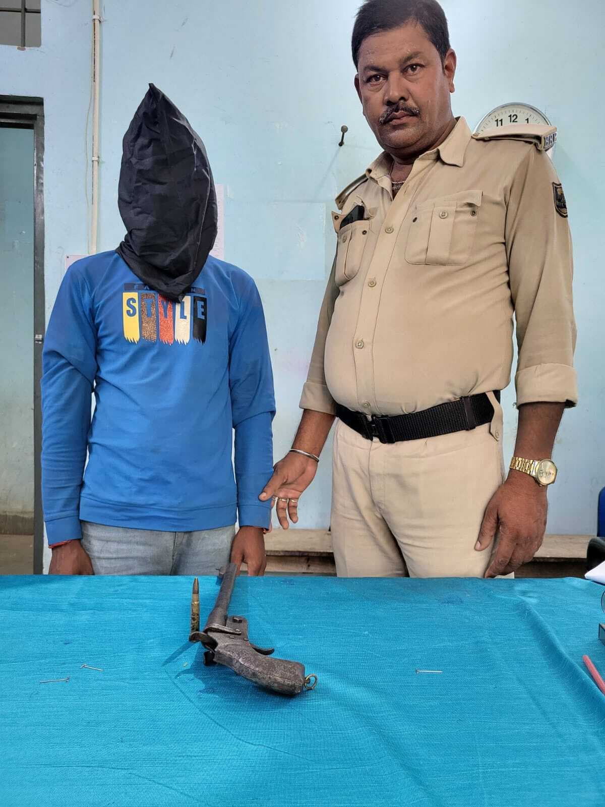 देसी पिस्तौल व जिंदा कारतूस के साथ युवक गिरफ्तार