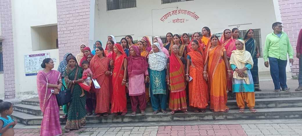 Giridih News: डीलर पर महिला कार्डधारियों से दुर्व्यवहार का आरोप, बीडीओ को आवेदन