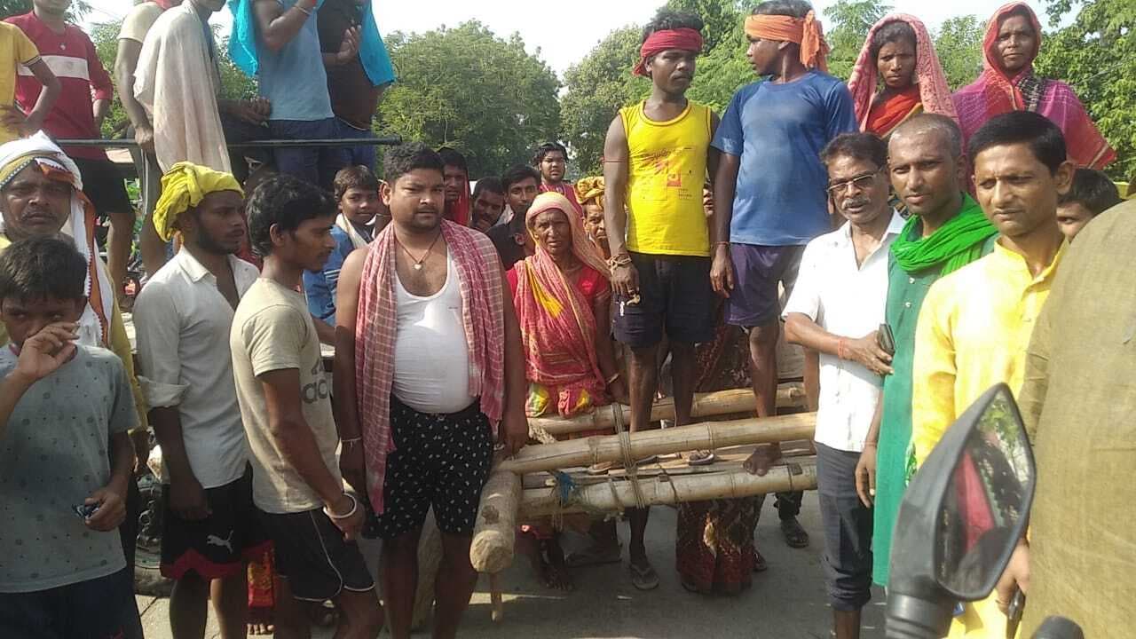 राहत की मांग को लेकर बाढ़ पीड़ितों ने किया सड़क जाम