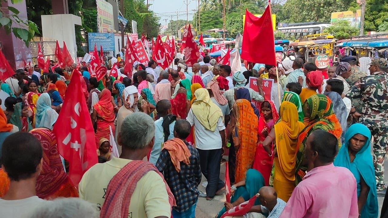 Drought affected areas: सूखाग्रस्त क्षेत्र घोषित करने की मांग को लेकर भाकपा ने किया प्रदर्शन