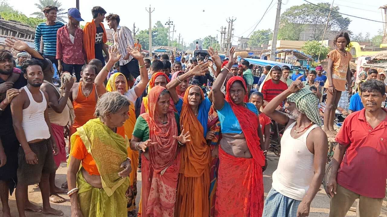 मुंगेर शहर में बाढ़ पीड़ितों ने बेलवा व कर्बला के समीप राहत की मांग को लेकर किया जाम