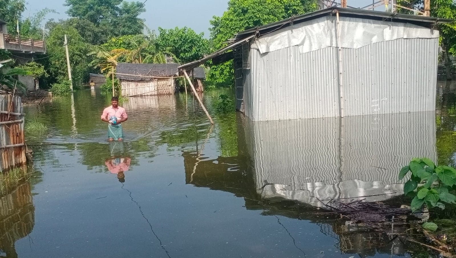 Decrease in the water level of Ganga: गंगा के जलस्तर में आयी कमी, फिर भी खतरे के निशान से ऊपर