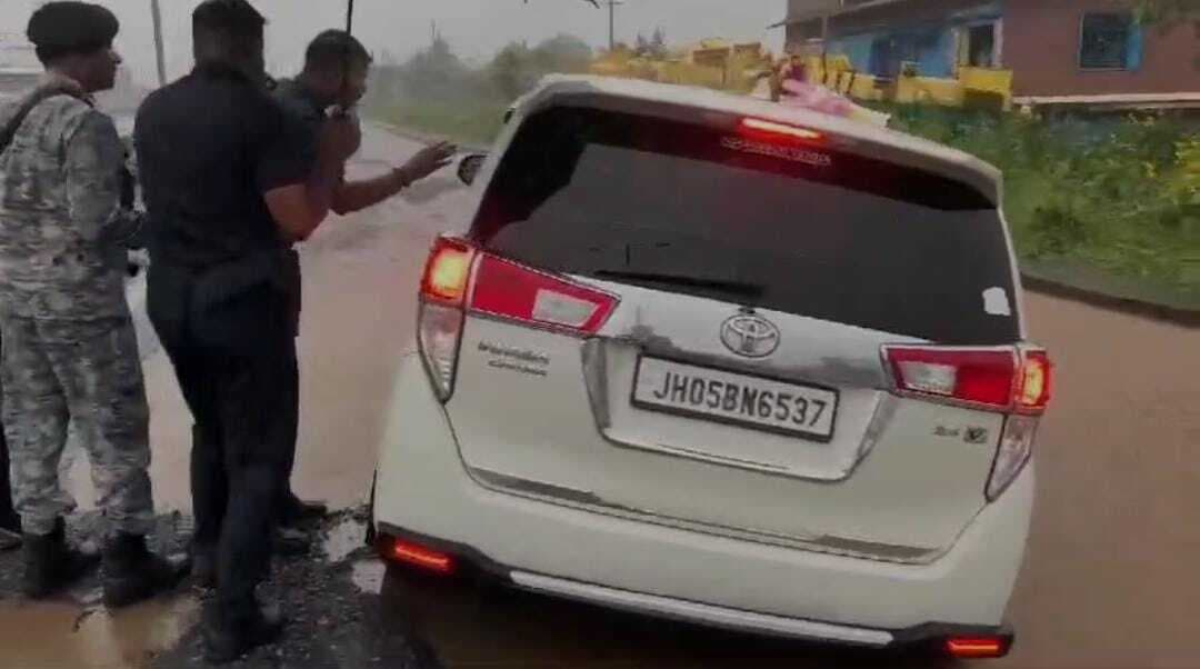 GHATSHILA NEWS : एनएच की बाइपास सड़क पर फंसा केंद्रीय मंत्री का वाहन, दूसरी गाड़ी से रवाना हुए