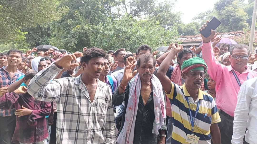 Rourkela News: लिंडरा व केरकेटा गांव में बेच दी मृत व्यक्ति की जमीन, आदिवासियों ने तहसील कार्यालय पर किया प्रदर्शन