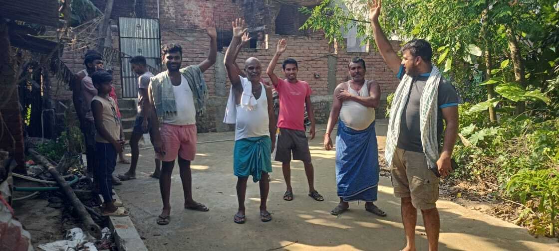 निर्माण के 20 दिन बाद ही टूट गयी सड़क, ग्रामीणों ने किया प्रदर्शन