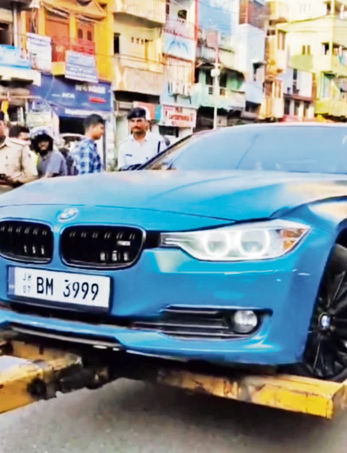 झारखंड का फर्जी नंबर लगा बीएमडब्ल्यू कार चलायी जा रही थी पटना में, हुई जब्त