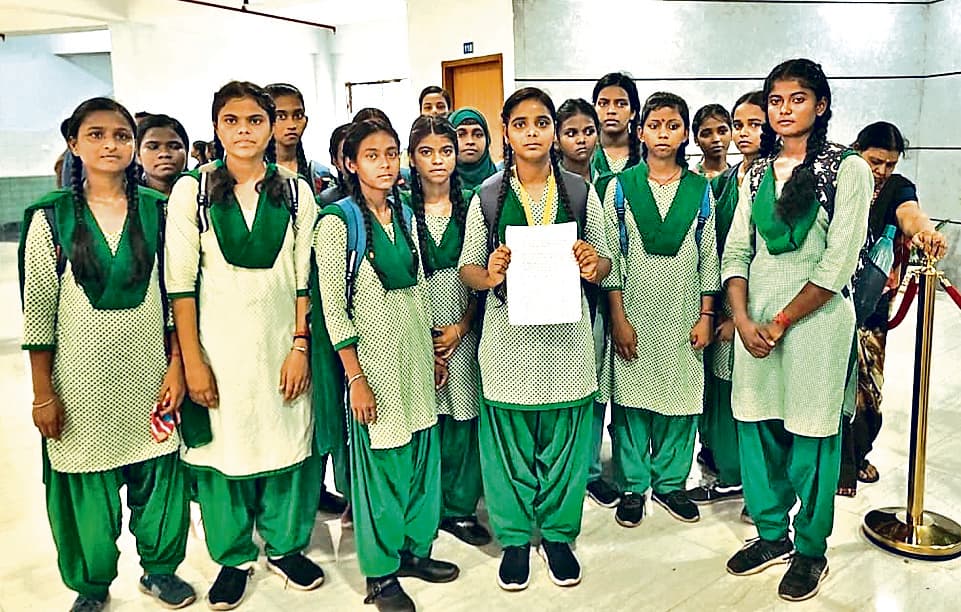 DHANBAD NEWS : छात्राओं ने डीसी से की प्राचार्या की शिकायत, प्राचार्या ने कहा-दो शिक्षिकाओं ने भड़काया