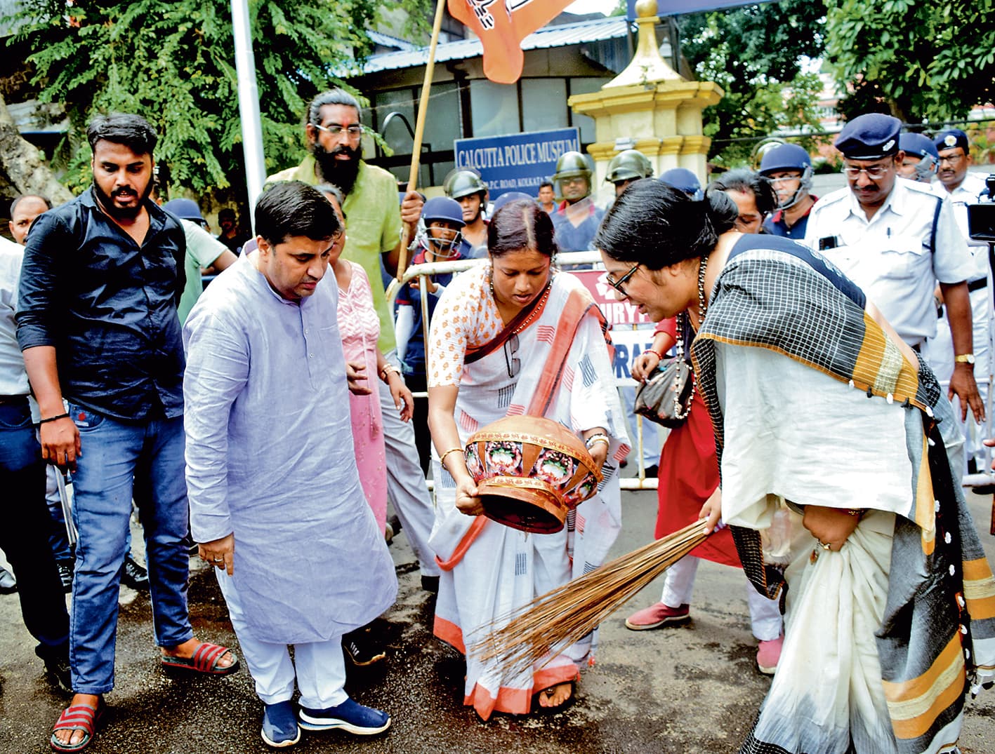 थानों के सामने छिड़का गांगाजल, गोबर से की लिपाई