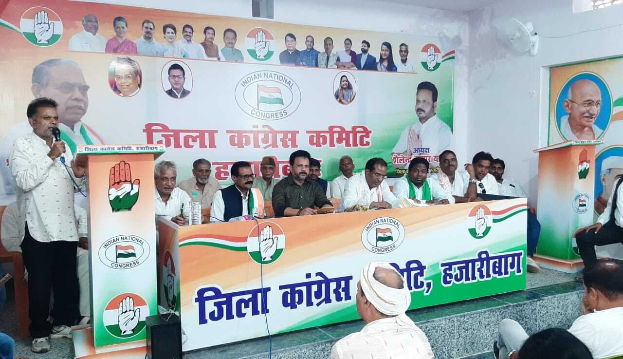 पर्यवेक्षक को सील बंद लिफाफा सौंपा