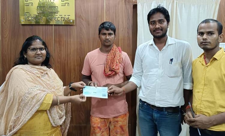 डूबने से हुई मौत के पीड़ित परिवार को सीओ ने दिया चेक