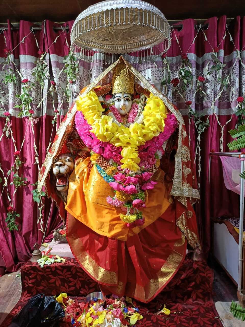 लगभग सौ वर्षों से होती है बड़ी दुर्गा मंदिर में पूजा-अर्चना