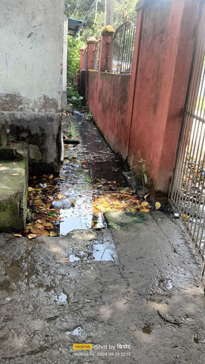 जलनिकासी प्रबंधन बंद होने से मंदिर परिसर में फैली है गंदगी