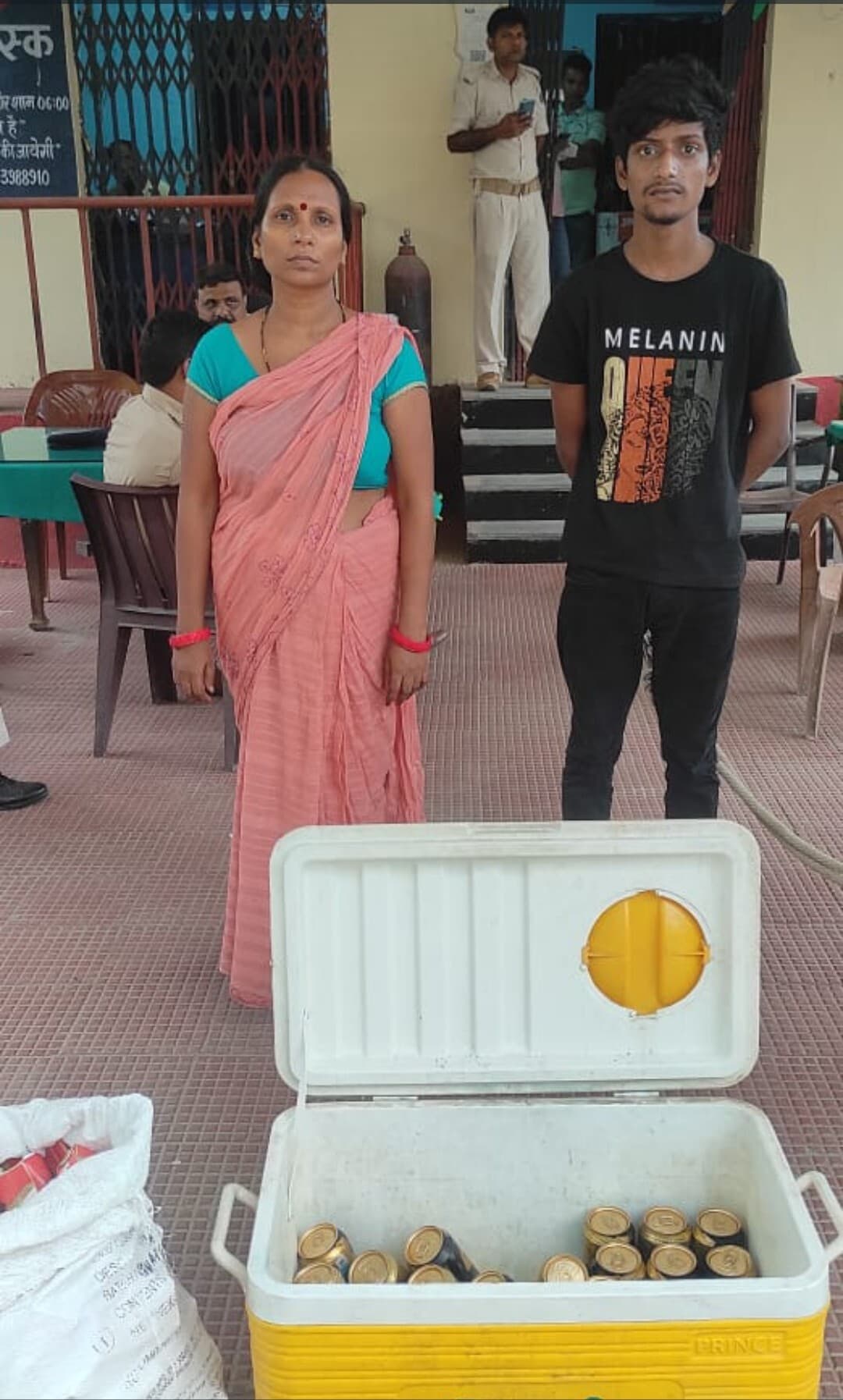 दुकान से 32 लीटर शराब बरामद, मां-बेटा गिरफ्तार