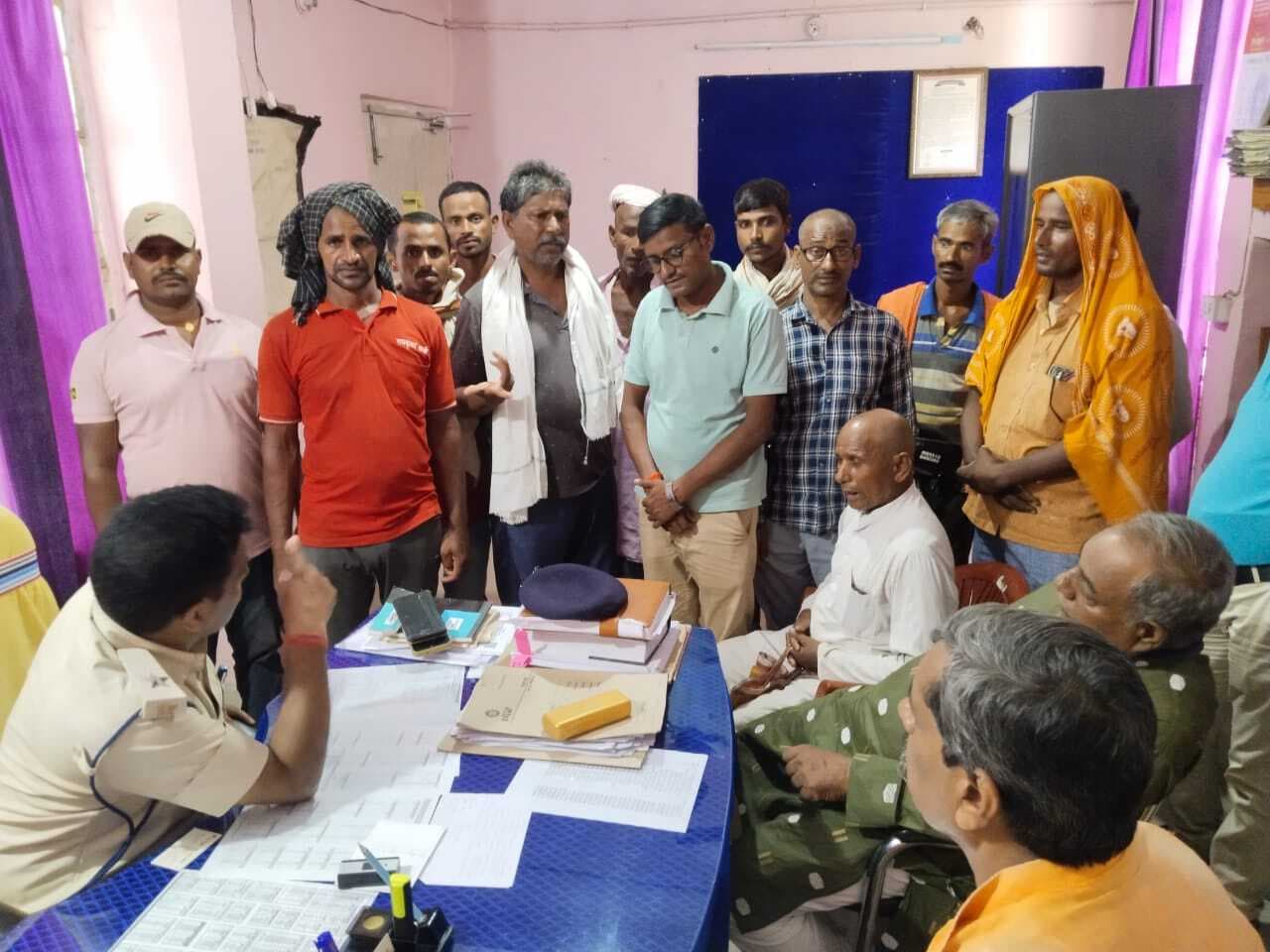 छात्रा से छेड़छाड़ के मामले ने पकड़ा तूल, थानाध्यक्ष से मिले ग्रामीण