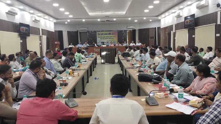 डीएम ने कम उपलब्धि पर बैंक प्रबंधकों को लगायी फटकार