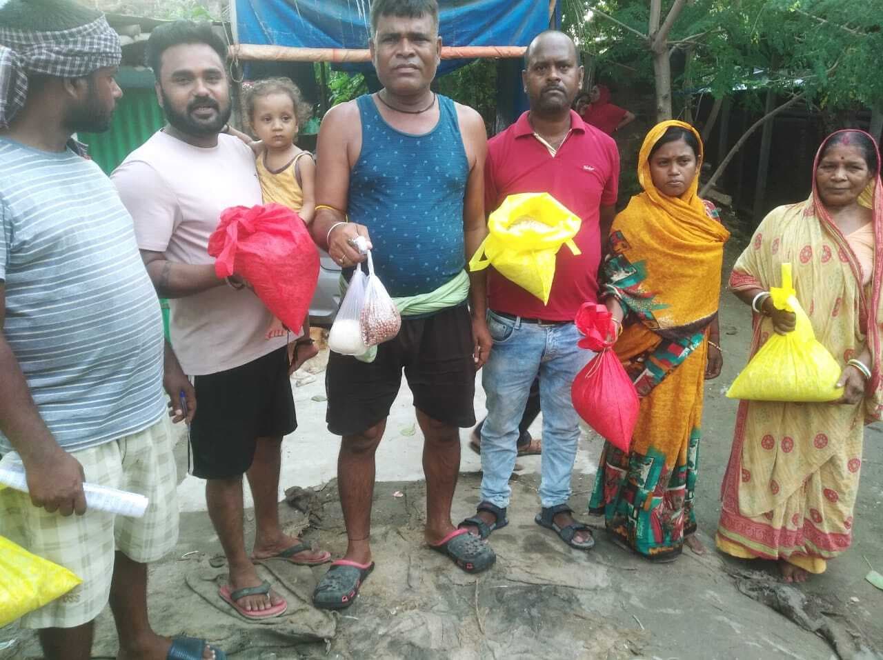 सूखा राशन में की जा रही कटौती से आक्रोशित बाढ़ पीड़ितों ने किया हंगामा