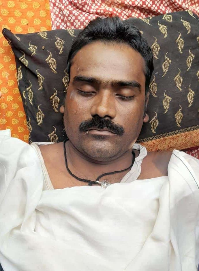 एक बोतल महुआ शराब के साथ एक कारोबारी गिरफ्तार