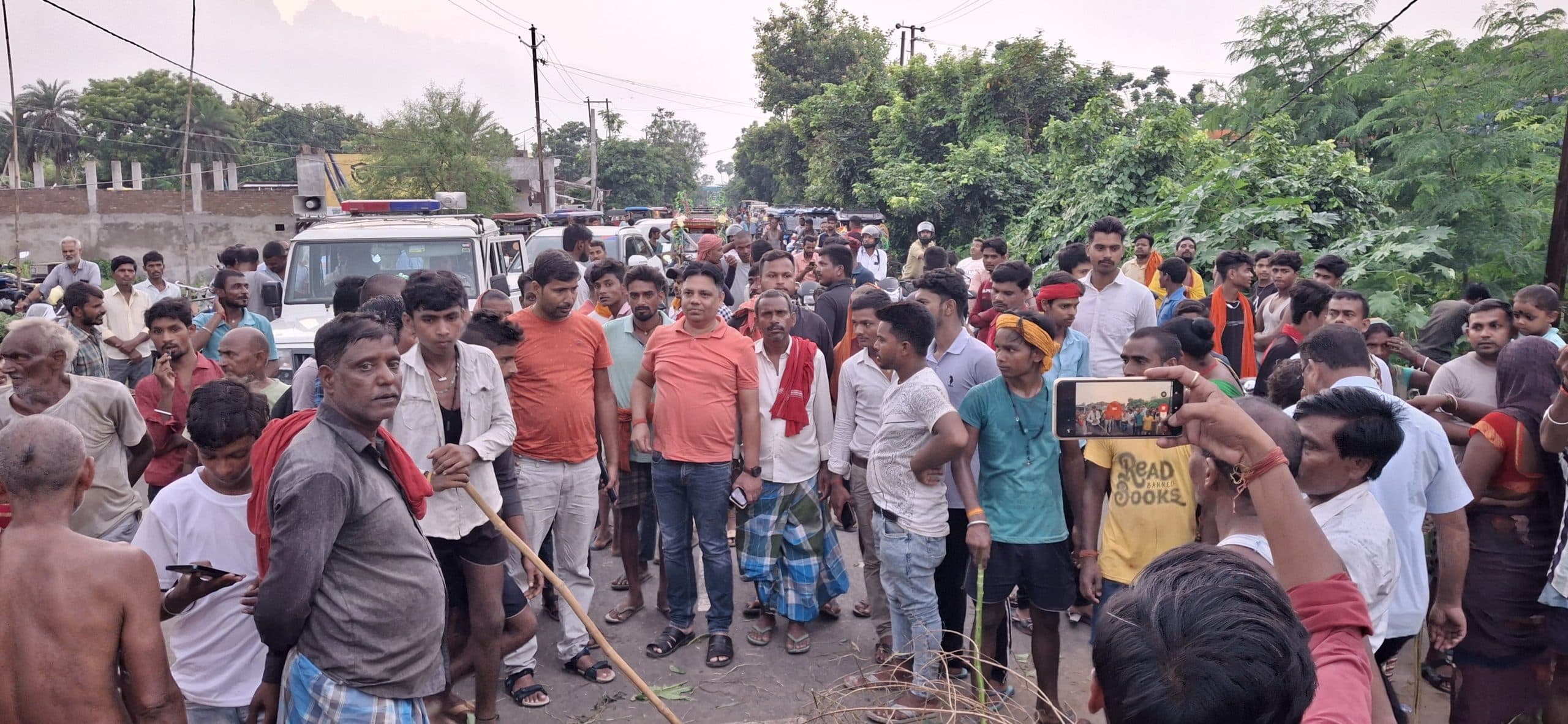 बिजली करंट लगने से गाय की मौत, आक्रोशित पशुपालक व ग्रामीणों ने किया सड़क जाम