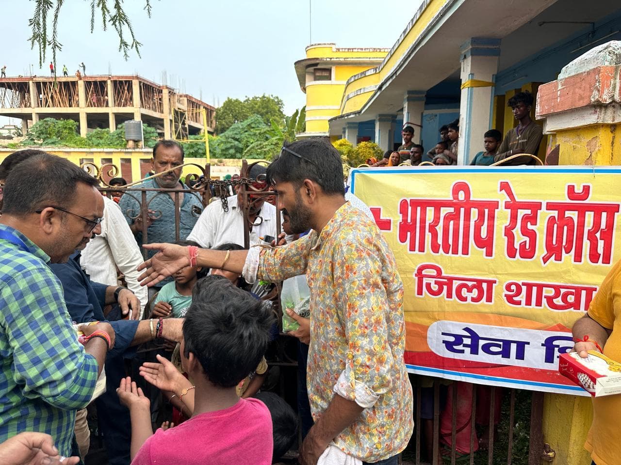 रेडक्रॉस सोसाइटी ने बाढ़ पीड़ितों के बीच किया खाद्य सामग्री का वितरण