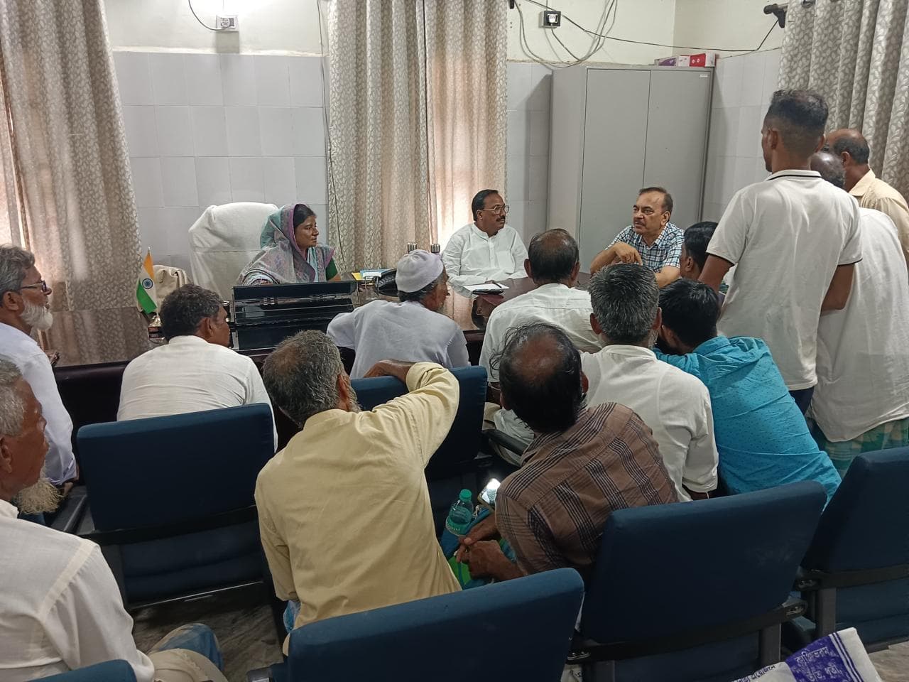 जिप अध्यक्ष व बंदोबस्त पदाधिकारी ने सुनी लोगों की सर्वे से जुड़ी समस्याएं