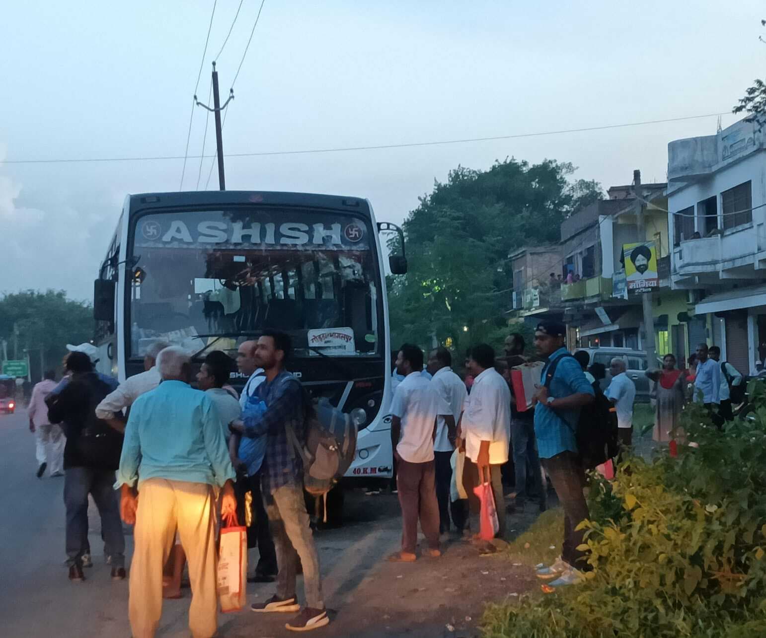 तेज हवा के साथ हुई बारिश से बिजली आपूर्ति रही बाधित