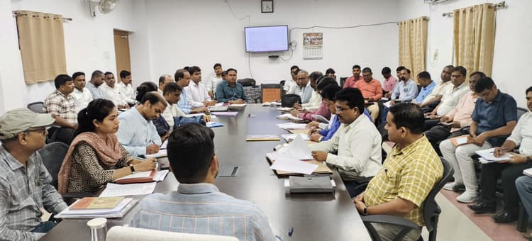 समय के पूर्व विद्यालय से चेकआउट करने वाले शिक्षकों से स्पष्टीकरण, कनीय व सहायक अभियंता के वेतन पर रोक