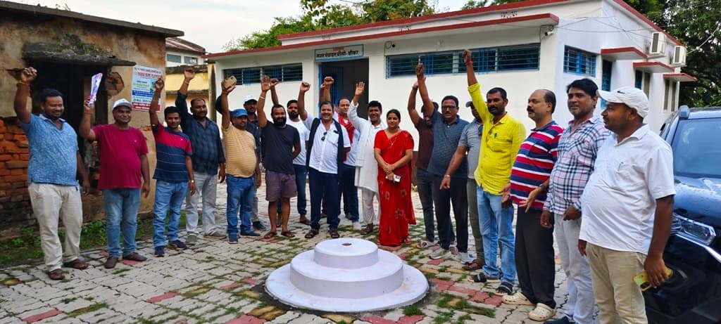 नगर पंचायत का विकास कार्य नही होने से वार्ड पार्षदों ने किया विरोध प्रदर्शन