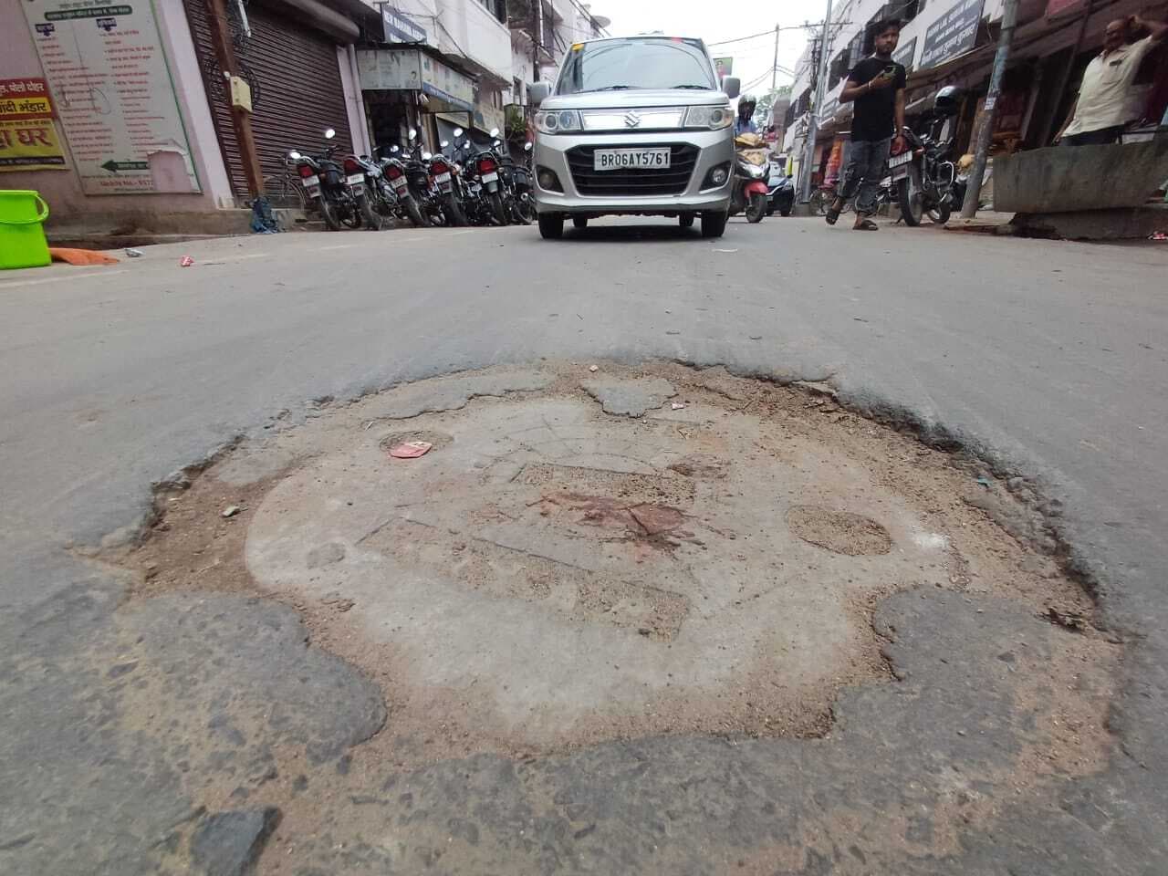 लापरवाही ::: कलेक्ट्रेट से लेकर बैंक रोड तक के सरपट सड़क पर सीवरेज का जानलेवा गड्ढा