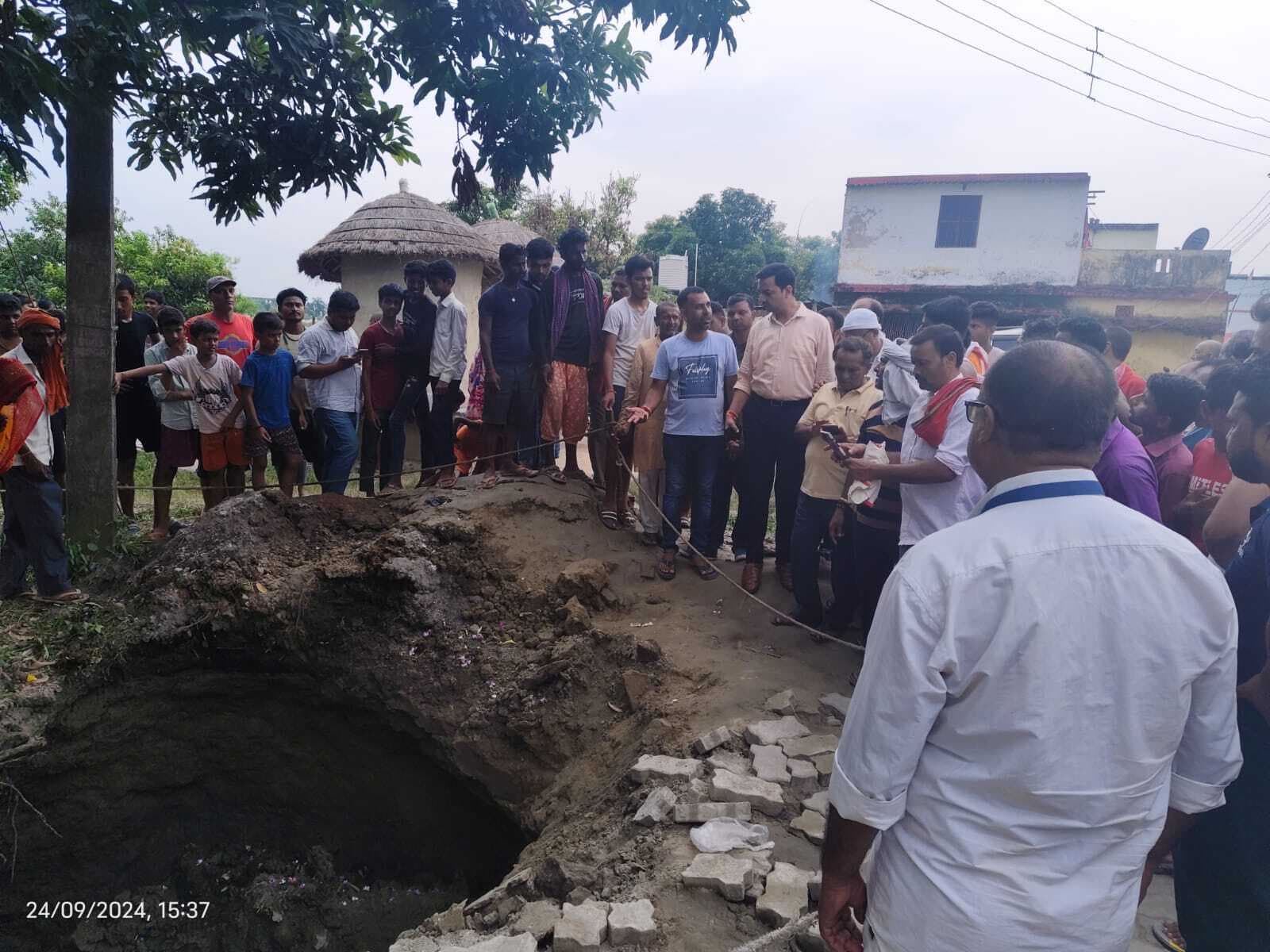 अचानक जमीन धंसने से मलवा में दबकर गाय की मौत