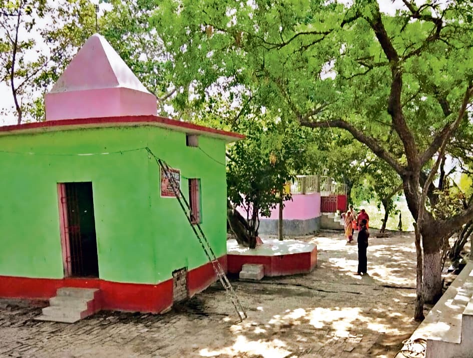 Chhapra News : 250 साल पुराना है बुढ़िया माई का मंदिर, नवरात्र में जुटते हैं श्रद्धालु
