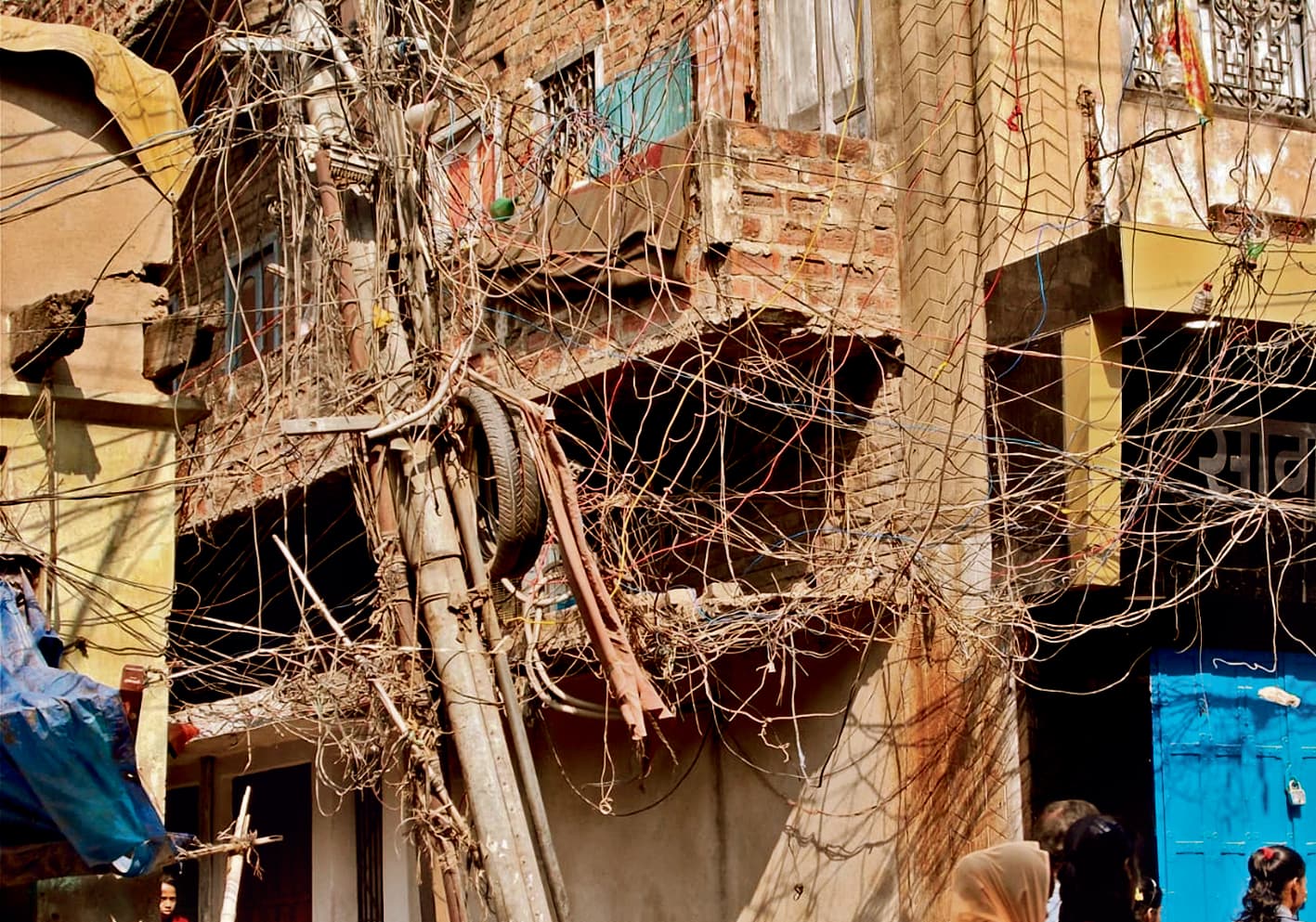 Chhapra News : पूजा पंडालों के नजदीक झूल रहे बिजली के जर्जर तार