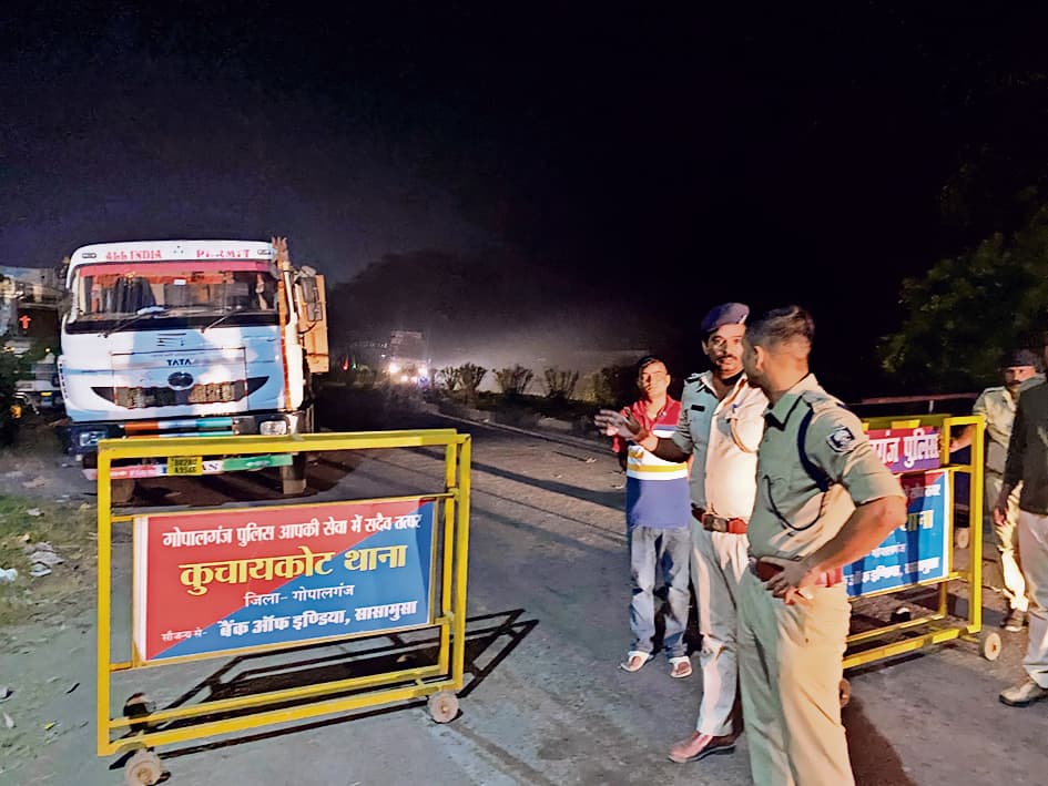 Gopalganj News  : बलथरी चेकपोस्ट पर आधी रात को पहुंचे एसपी, फाइनेंसर का कर्मी ट्रक का इंट्री कराते गिरफ्तार