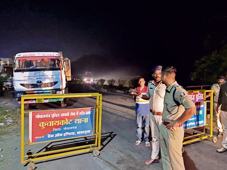 Gopalganj News : बलथरी चेकपोस्ट पर आधी रात को पहुंचे एसपी, फाइनेंसर का कर्मी ट्रक का इंट्री कराते गिरफ्तार