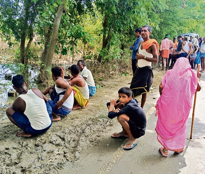 HAJIPUR NEWS : पीड़ितों के बीच तिरपाल वितरण के दौरान पानी में डूबे दो युवक, एक का शव बरामद