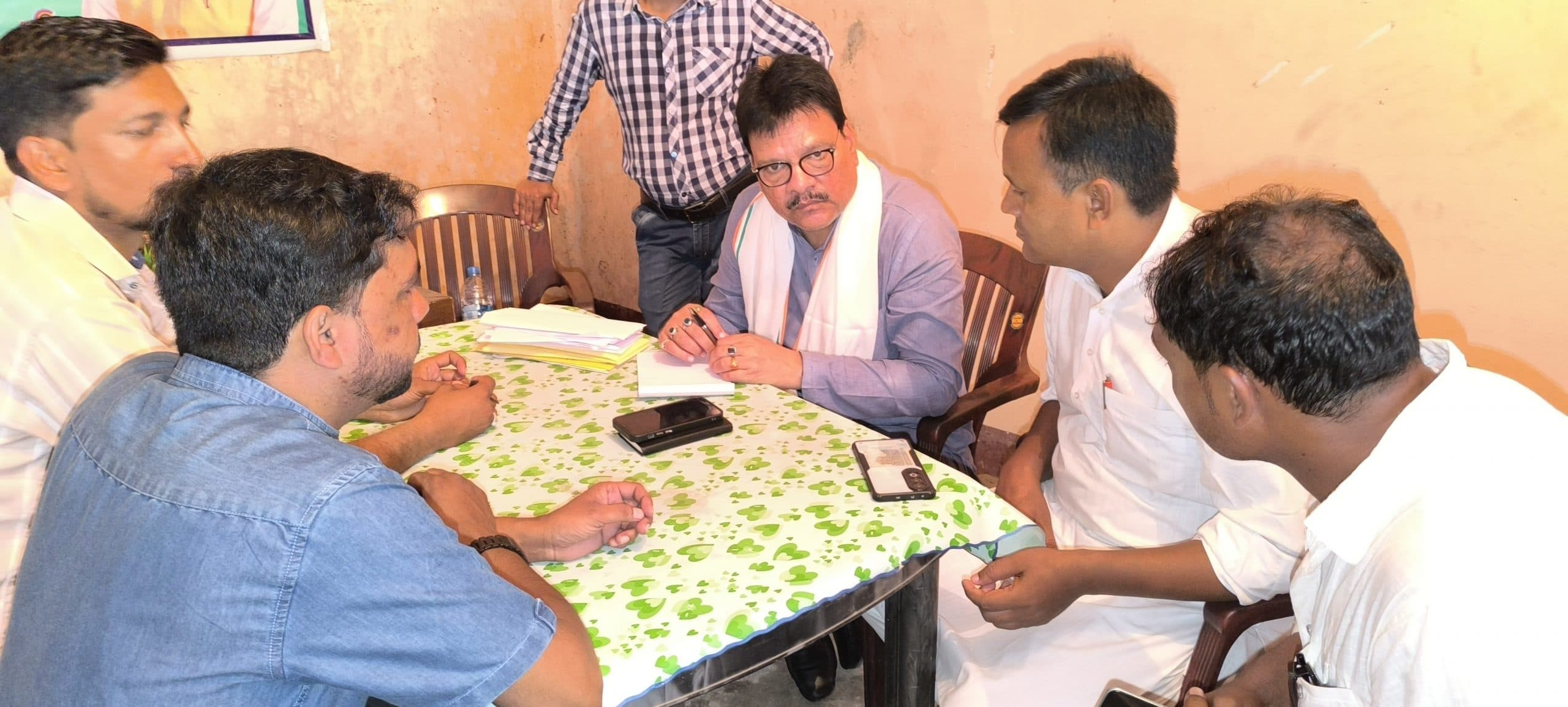 Giridih News: बंद कमरे में कांग्रेस पर्यवेक्षक टिकट के दावेदारों से कर रहे थे मुलाकात, बाहर आपस में भिड़ गए कार्यकर्ता