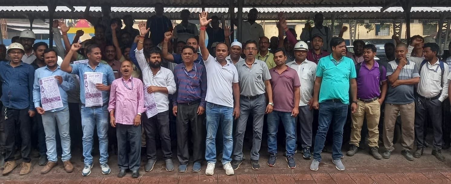 Bokaro News: प्रोडक्शन रीलेटेड पे के लिए झमाझम बारिश में एसएमएस-01 के कर्मियों ने किया प्रदर्शन