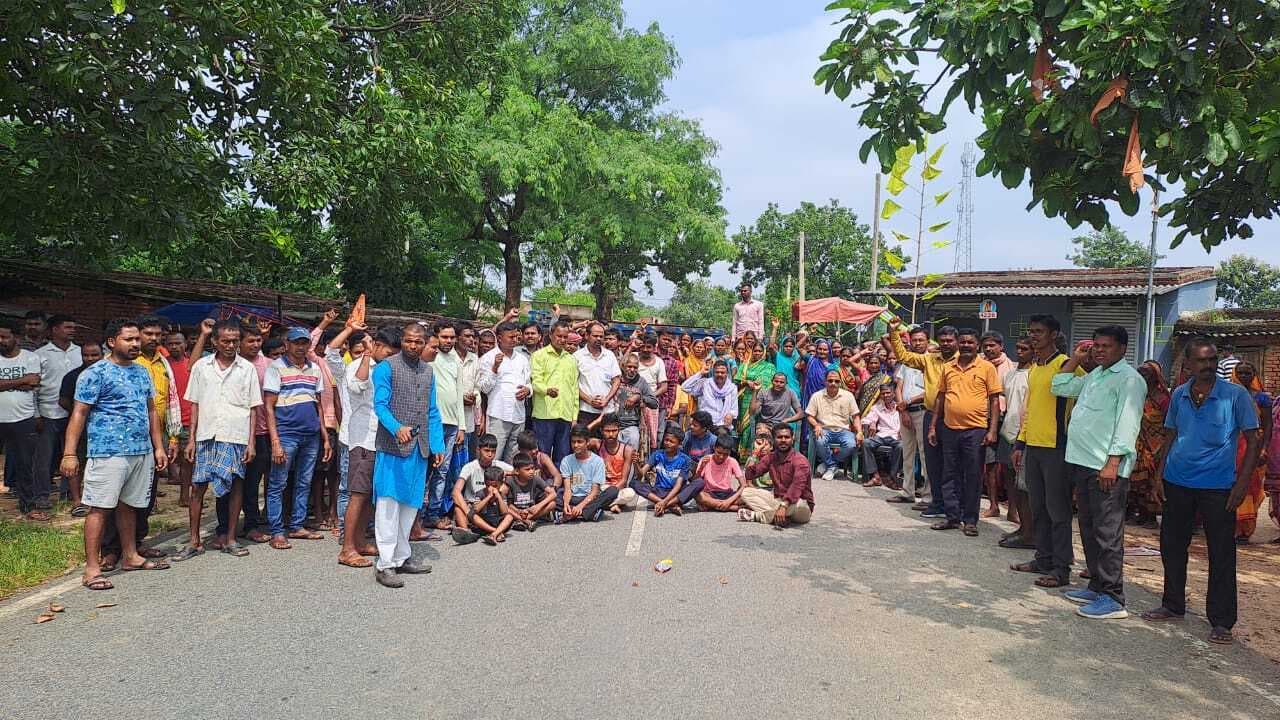 BOKARO NEWS : राशन लेने जाना पड़ता है दस किमी, किया रोड जाम