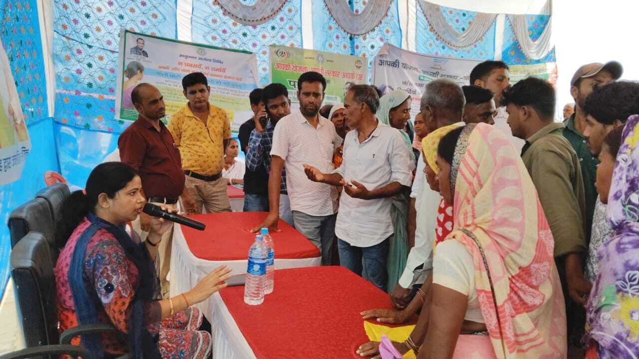 Giridih News :पेंशन से वंचित आवेदकों ने बेंगाबाद सीओ को घेरा,