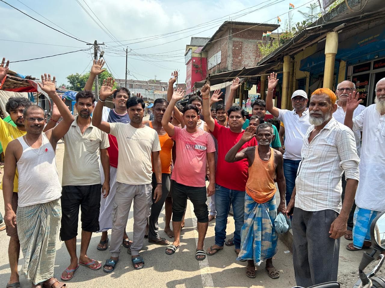 बिजली कटौती लेकर उपभोक्ताओं ने किया प्रदर्शन