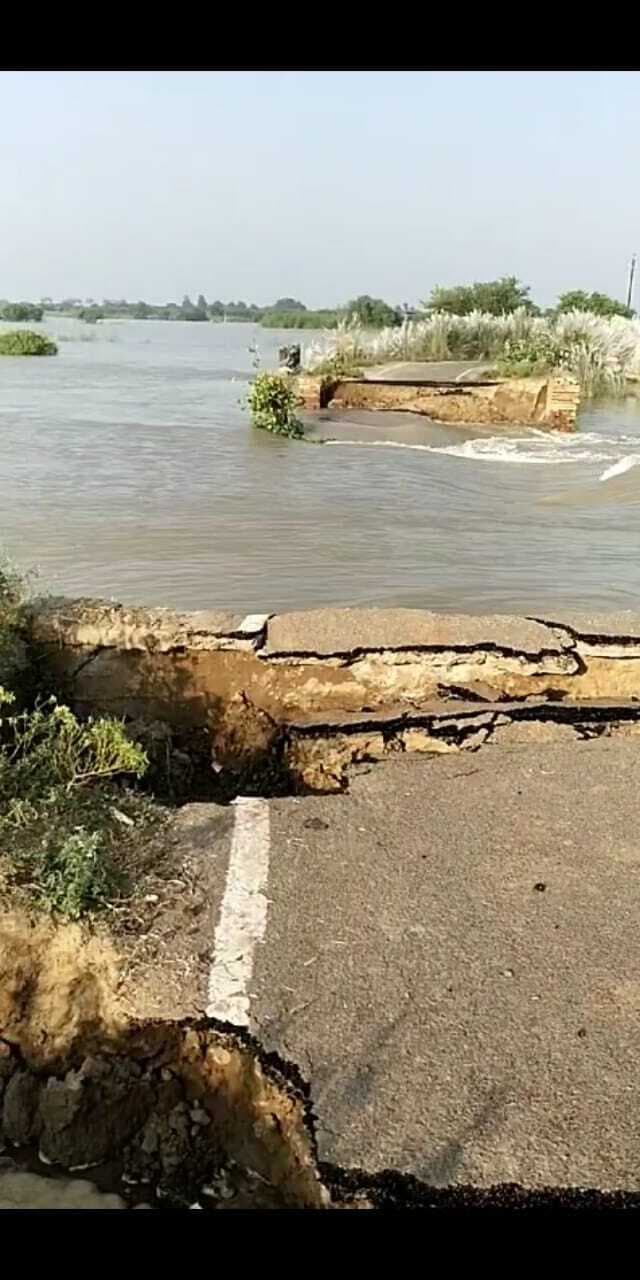 पुल बहने के बाद नाव के सहारे 40 हजार आबादी, दियारावासी परेशान