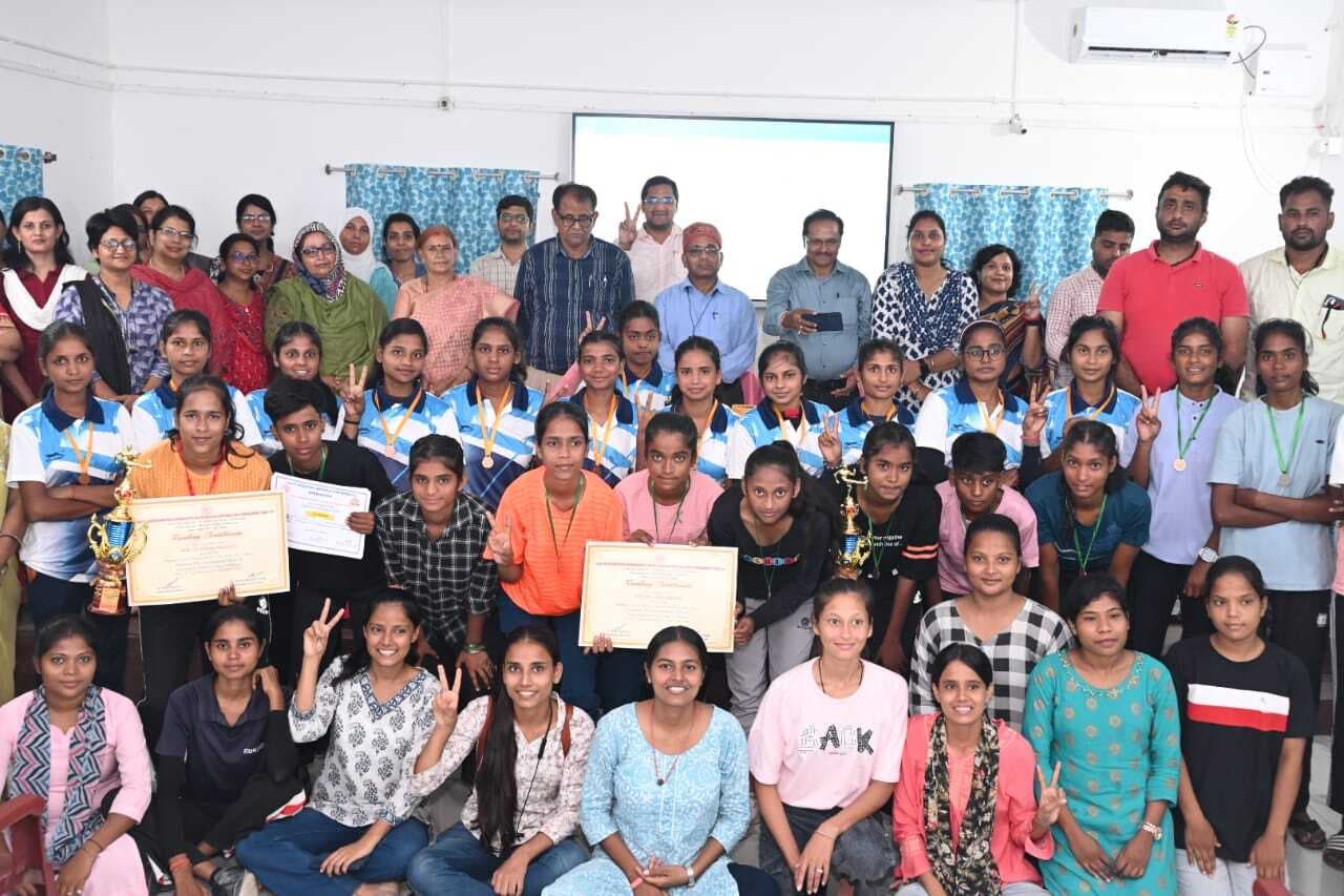 Darbhanga News : अंतर महाविद्यालय महिला फुटबॉल प्रतियोगिता में एमआरजेडी कॉलेज बेगूसराय की टीम चैंपियन