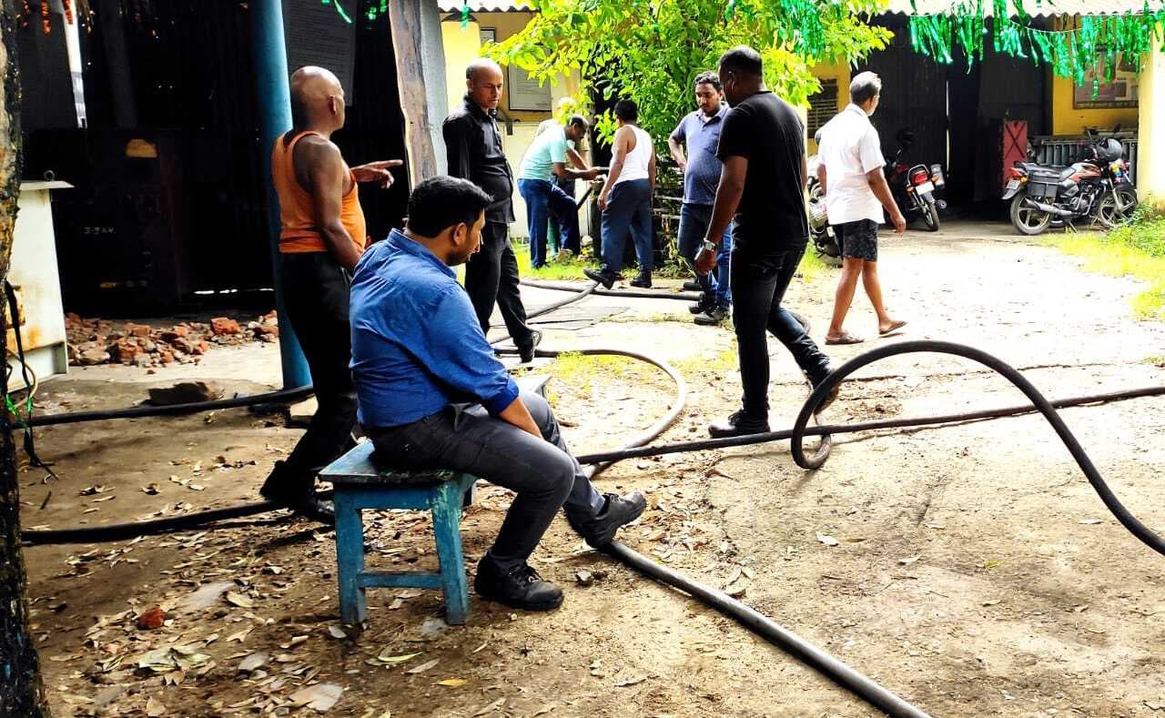 Dhanbad News: कर्मियों को बंधक बना दो लाख का केबल लूटा