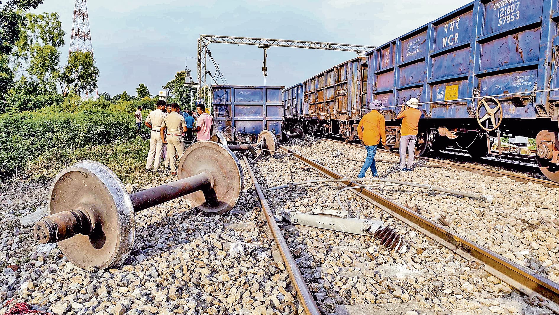 न्यू मैनागुड़ी के समीप पटरी से उतरे मालगाड़ी के पांच डिब्बे