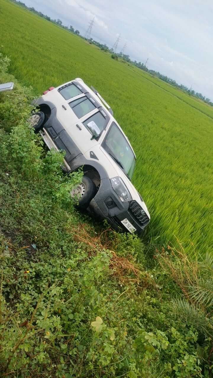हादसा :::::: तेज रफ्तार स्कॉर्पियो सड़क से नीचे खेत में गिरी, बाल-बाल बचे लोग