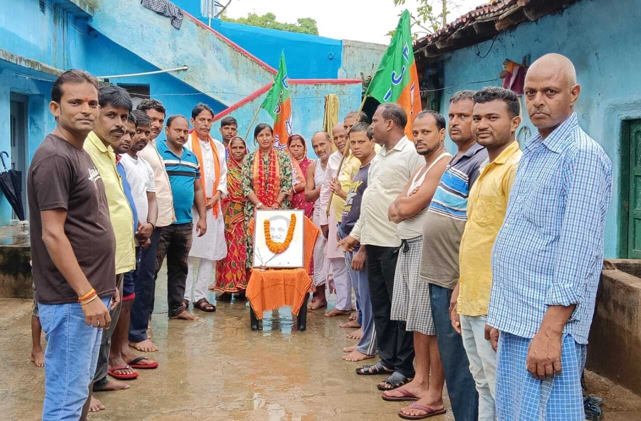 भाजपाइयों ने जयंती पर पं दीनदयाल को किया याद