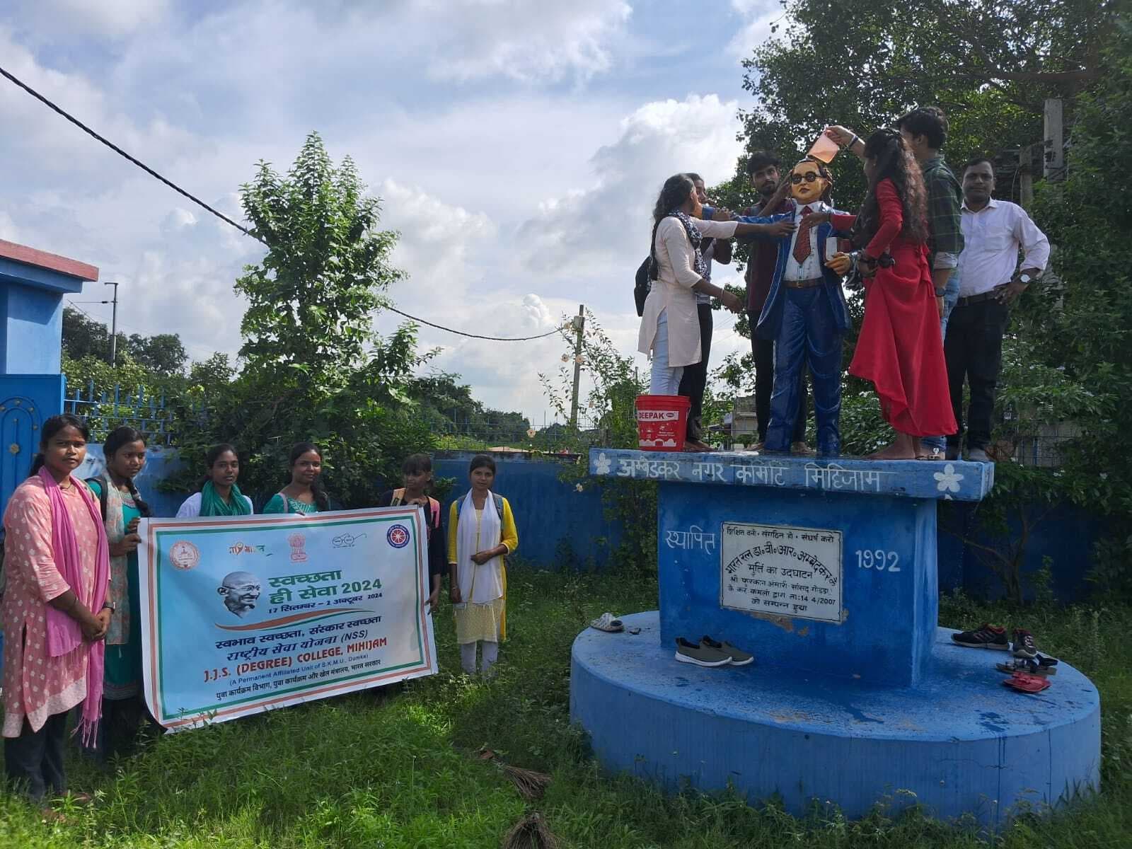 स्वयंसेवकों ने डॉ आंबेडकर की प्रतिमा की सफाई की