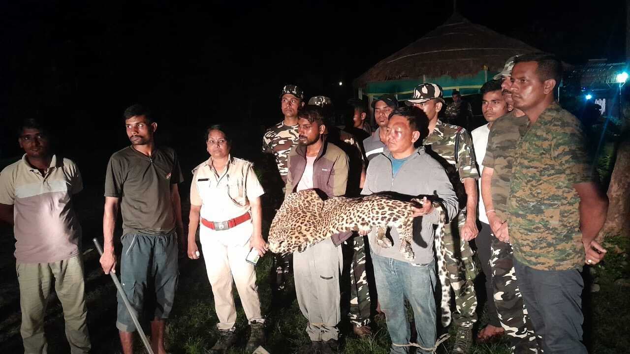 तेंदुआ की खाल के साथ दो नेपाली तस्कर गिरफ्तार