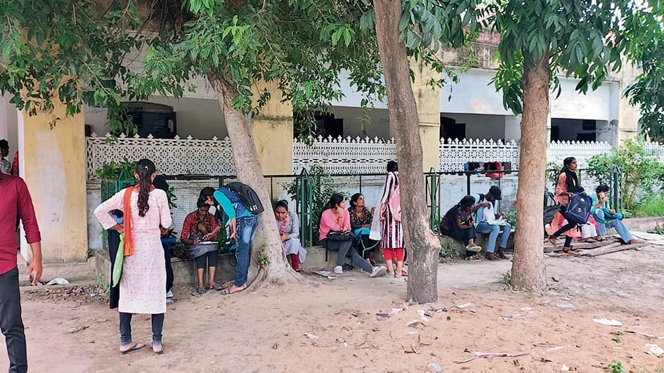 Chhapra News : कॉलेजों में कॉमन रूम नदारद, कहीं फर्श पर, तो कहीं पेड़ के नीचे बैठती हैं छात्राएं